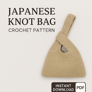 以下が含まれることがあります： ベージュ色の、かぎ針編みで作られた日本のノットバッグ。特徴的な持ち手デザイン。バッグは三角形で、丸い開口部があります。画像には「JAPANESE KNOT BAG CROCHET PATTERN」と「INSTANT DOWNLOAD PDF」の文字が含まれています。