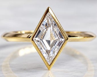 Anillo de compromiso de moissanita talla cometa, solitario con engaste biselado, anillo geométrico de oro amarillo, joyería nupcial Art Déco, anillo de promesa único