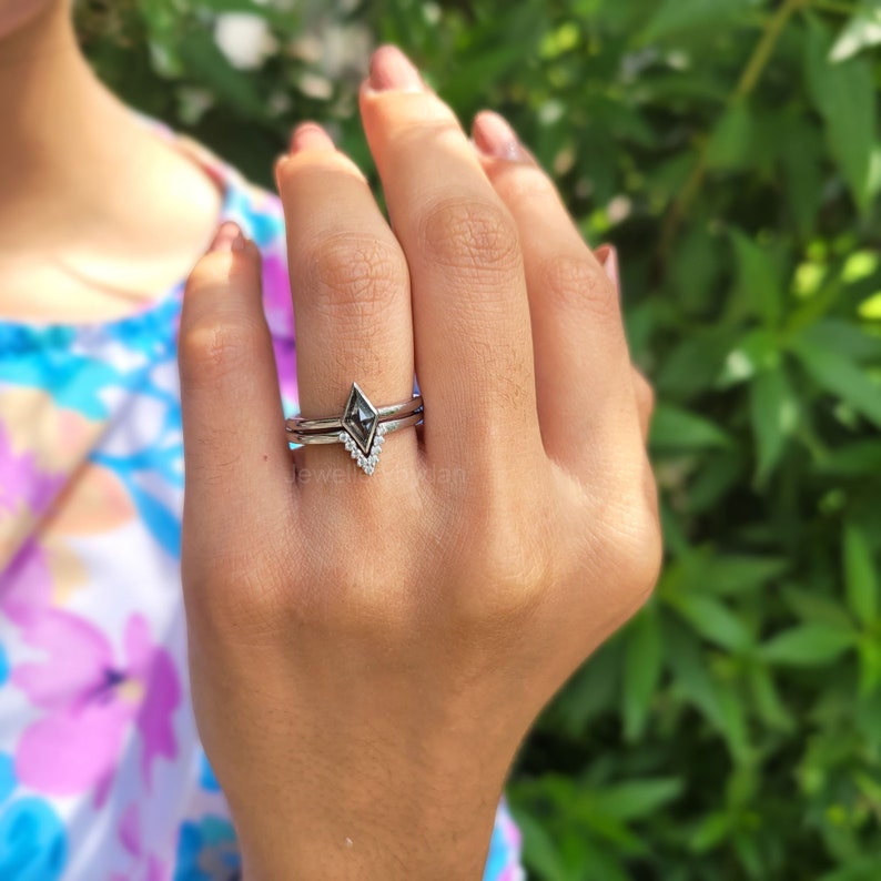 vintage-style-salt-and-pepper-diamond-ring-with-band