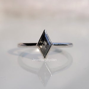 unique-bridal-ring-set-with-kite-cut-diamond-and-moissanite