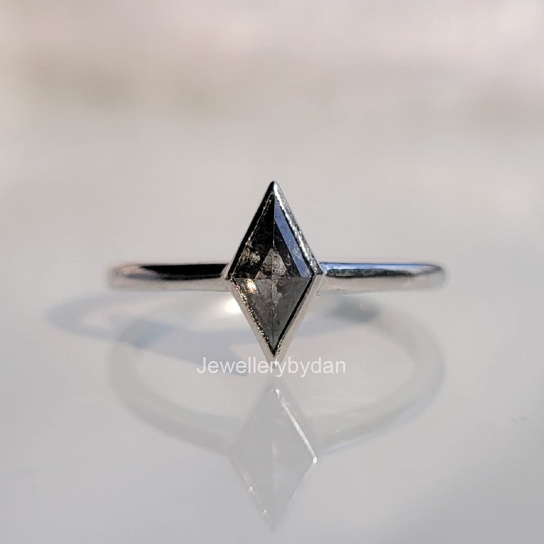 unique-bridal-ring-set-with-kite-cut-diamond-and-moissanite
