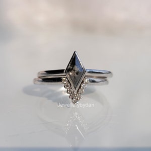 dainty-salt-and-pepper-diamond-ring-for-her-14k-gold