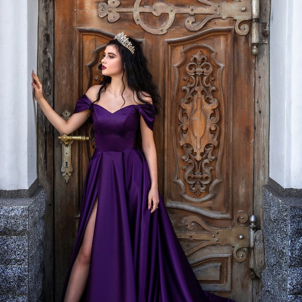 Robe de bal en satin violette à épaules dénudées avec traine. Corset à lacets et robe de mariée violet foncé fendue en hauteur. Robe d'invité de mariage de demoiselle d'honneur.