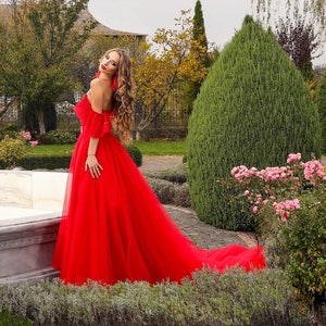 Red lace and tulle wedding dress. Prom dress transformer 2 in 1 with corset and long train. Custom formal photoshoot ball gown.