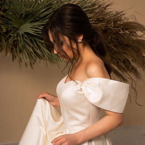 Robe de mariée corset en satin ivoire à lacets. Robe de mariée blanche simple à épaules dénudées et fendue en hauteur. Robe de mariée trapèze moderne.