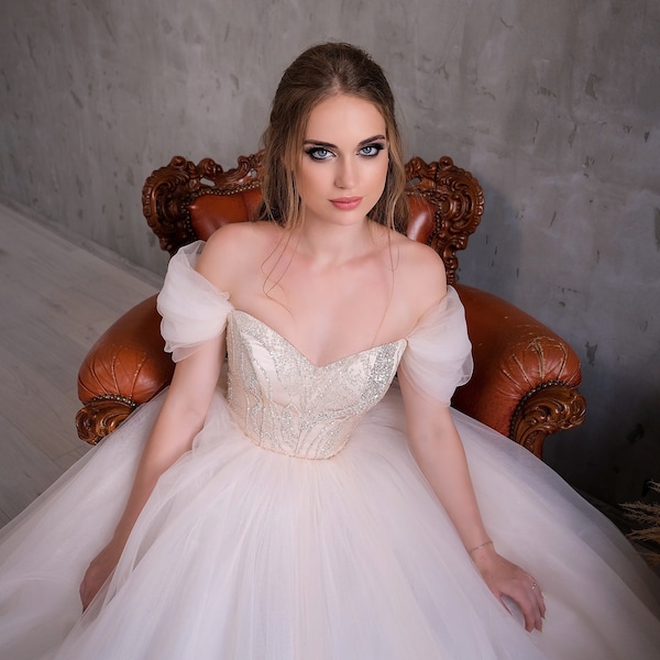 Robe de mariée féerique en tulle ombré avec corset à lacets pailletés. Robe de bal de mariée personnalisée unique. Robe de bal moderne en ligne A.