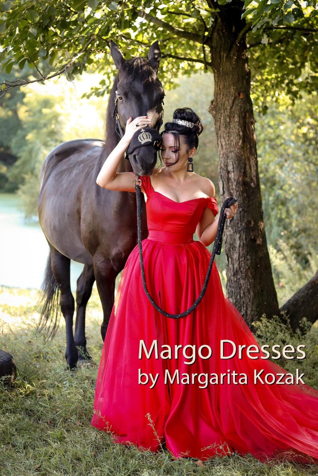 Abito da sposa in raso rosso con corsetto Abito da