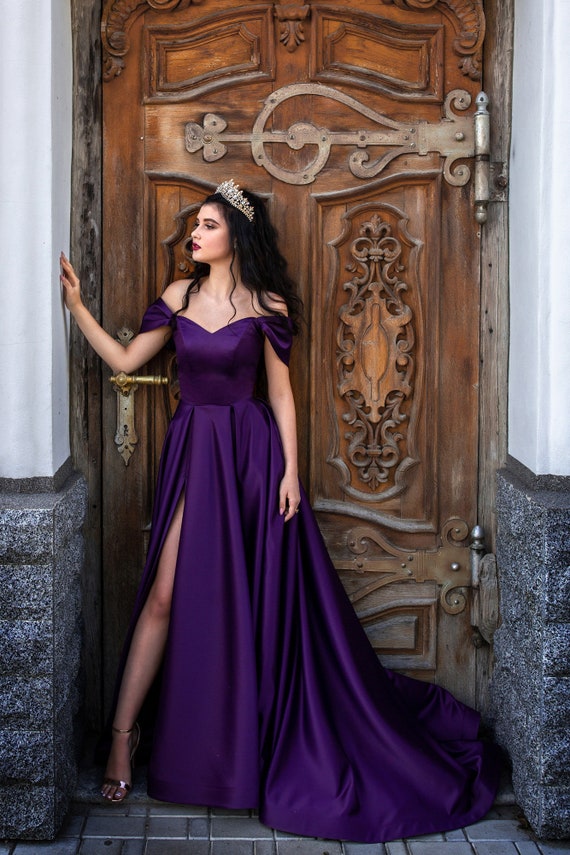 Vestido de baile de graduación de satén púrpura con tren. - Etsy España