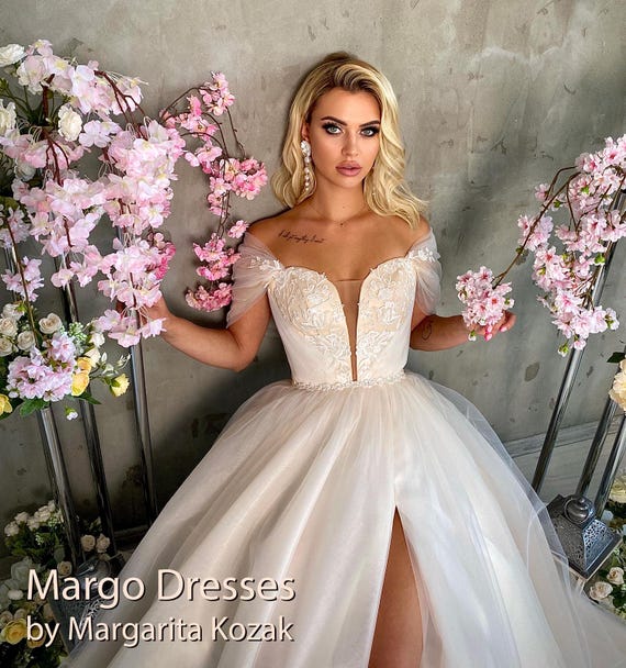 Ombre Shampagne Tulle Wedding Dress: Ivory Floral Lace, Corset, Deep  V-neck, High Slit - Etsy Finland