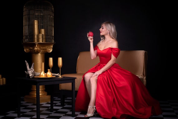 Bloody red bridesmaid gown hotsell