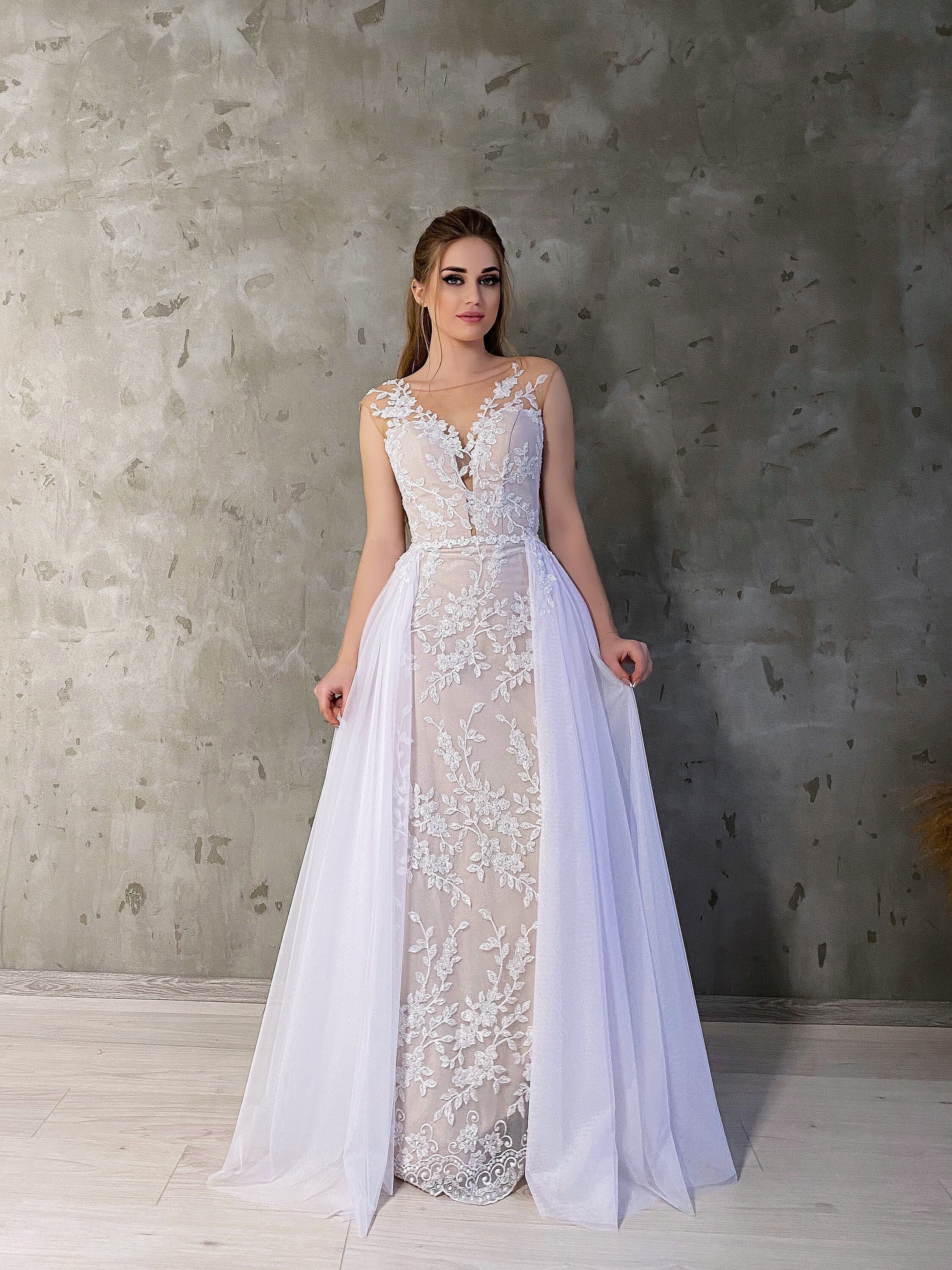 Modernes Floral weißes Hochzeitskleid mit Spitzenkurs. | Etsy