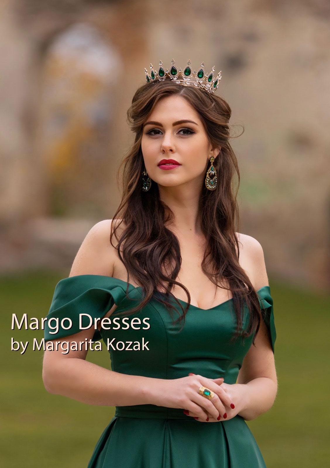 green dress with jewellery What Color Jewellery Goes With A Green Dress?