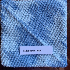 Może przedstawiać: Kwadratowa ściereczka kuchenna w kolorze niebieskim i białym, wykonana na szydełku, z napisem "Faded Denim - Blue" na białej etykiecie.