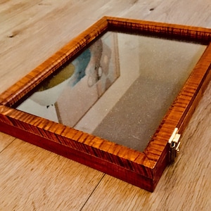 Vitrine para Artefatos em Madeira de Bordo Ondulado, 30,5 cm x 40,6 cm x 5 cm (Dimensões Externas)