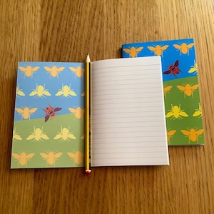 Cuaderno A6 con diseño de abejas; cuaderno con diseño colorido de abejas en la tapa exterior e interior; papel reciclado ecológico; 48 páginas rayadas