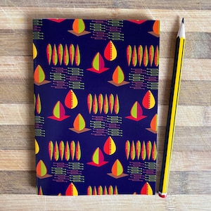 Cuaderno A6 con diseño geométrico abstracto; cuaderno con diseño vibrante estilo años 60 en las tapas; papel reciclado ecológico; 48 páginas rayadas