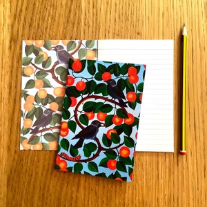 Libreta A6 de grajillas y naranjas; libreta con diseño vibrante de pájaros y frutas en las tapas; papel reciclado ecológico; 48 páginas rayadas