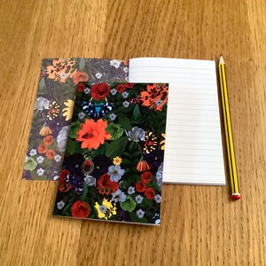 Libreta A6 con estampado floral fotográfico; libreta con diseño floral vibrante en las tapas; papel reciclado ecológico; 48 páginas rayadas