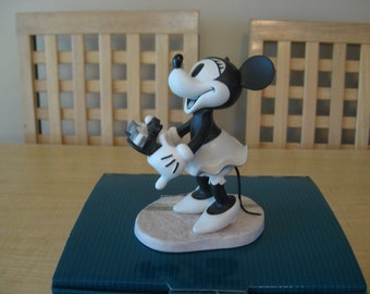 Vintage Walt Disney Classic Collections - Minnie Mouse - Puppy Love - Oh It's Swell Figurine