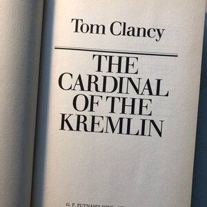 K&ouml;nnte beinhalten: Ein Buchcover mit dem Titel "Der Kardinal des Kremls" von Tom Clancy. Das Buch wurde von G. P. Putnam's Sons in New York ver&ouml;ffentlicht.
