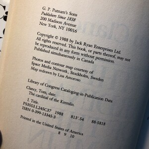 K&ouml;nnte beinhalten: Ein Buchcover mit dem Titel "Der Kardinal des Kremls" von Tom Clancy. Die Copyright-Informationen sind f&uuml;r 1988 von Jack Ryan Enterprises Ltd. Das Buch wurde von G.P. Putnam's Sons ver&ouml;ffentlicht. Die ISBN lautet 0-399-13345-3.