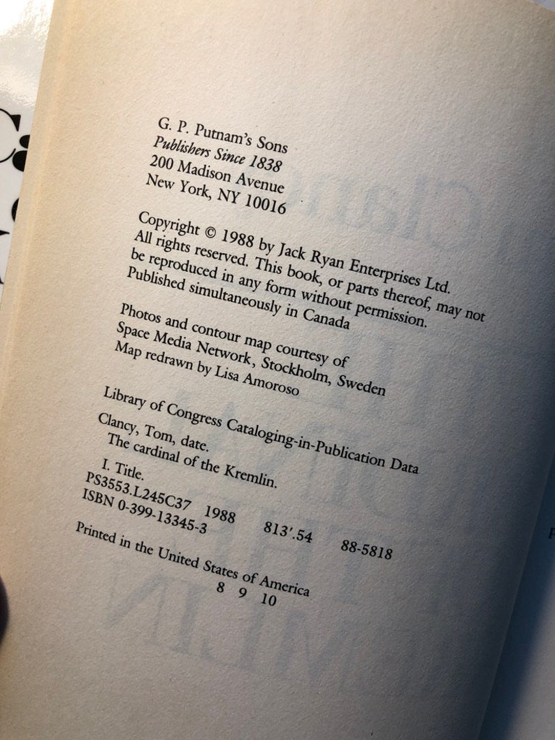 K&ouml;nnte beinhalten: Ein Buchcover mit dem Titel "Der Kardinal des Kremls" von Tom Clancy. Die Copyright-Informationen sind f&uuml;r 1988 von Jack Ryan Enterprises Ltd. Das Buch wurde von G.P. Putnam's Sons ver&ouml;ffentlicht. Die ISBN lautet 0-399-13345-3.