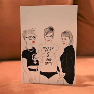 Carte postale illustrée "Every girl is a Riot Grrrl" Le Castor Magazine // Feminist Gift, carte de vœux, carte à message, postcard