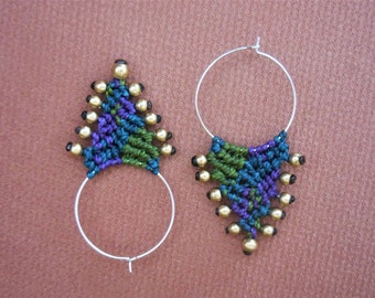 Petites boucles d’oreilles en macramé tricolore vert turquoise violet sur anneaux créoles en laiton argenté 25mm // Macrame earrings