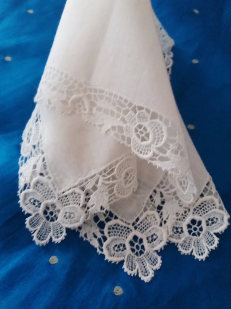 Fine lawn with all round Guipure Lace Border Very Good Condition Mother of The Bride Gift Bridal Gift Antique Lace Hankie