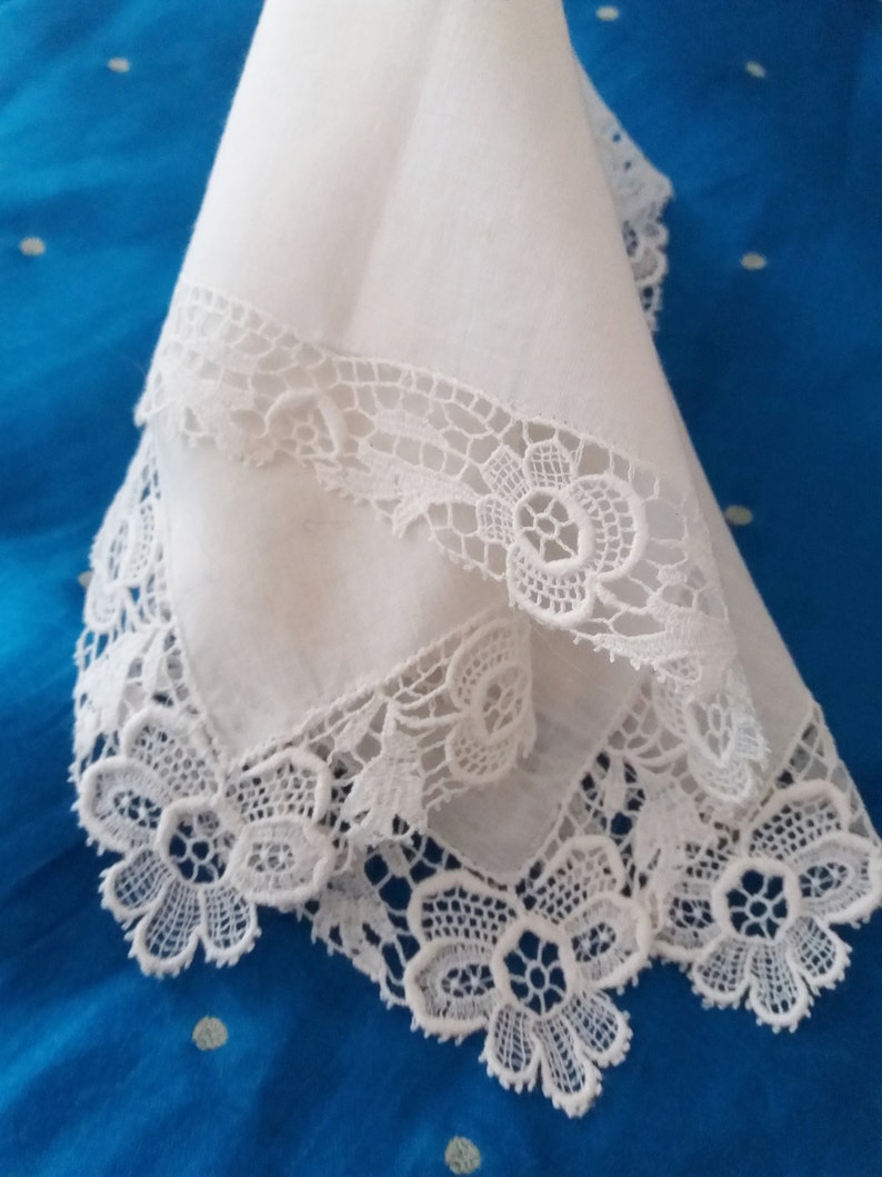 Fine lawn with all round Guipure Lace Border Very Good Condition Mother of The Bride Gift Bridal Gift Antique Lace Hankie