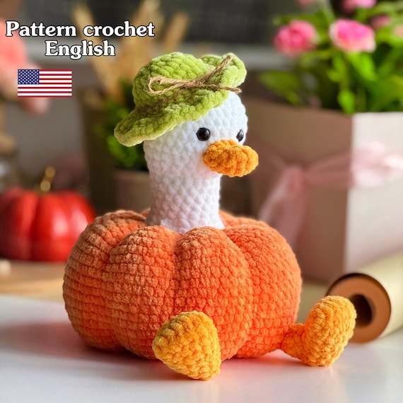 Crochet Goose in a Pumpkin Pattern, Halloween Amigurumi (PDF)