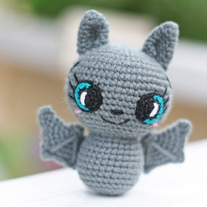 Crochet bat halloween pattern - diy halloween decor - mini crochet animals pattern