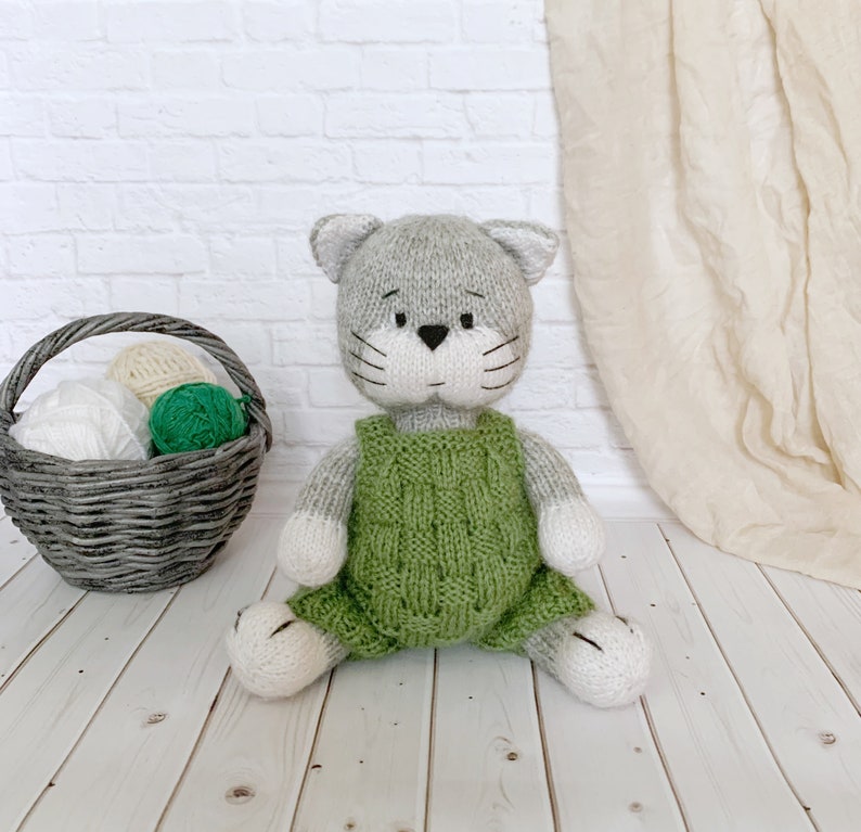 Strickanleitung Katze, DIY Stofftier, Katze im Overall, Geschenk für Kinder, Neujahrsgeschenk, Stofftier Anleitung PDF Bild 3