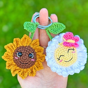 Flower crochet keychain pattern: Daisy and Sunflower - small amigurumi keychains one piece crochet pattern