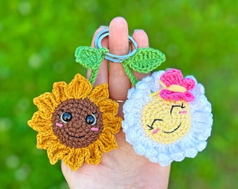 Flower crochet keychain pattern: Daisy and Sunflower - small amigurumi keychains one piece crochet pattern