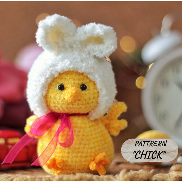 Patrón de crochet amigurumi ligero de Pollo de Pascua en un gorro de conejo de punto