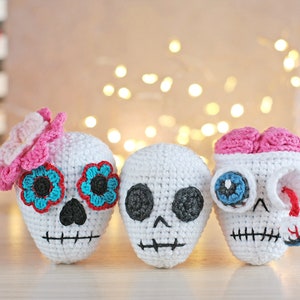Skull crochet pattern sugar skull pattern easy halloween amigurumi pattern small diy halloween decor image 1