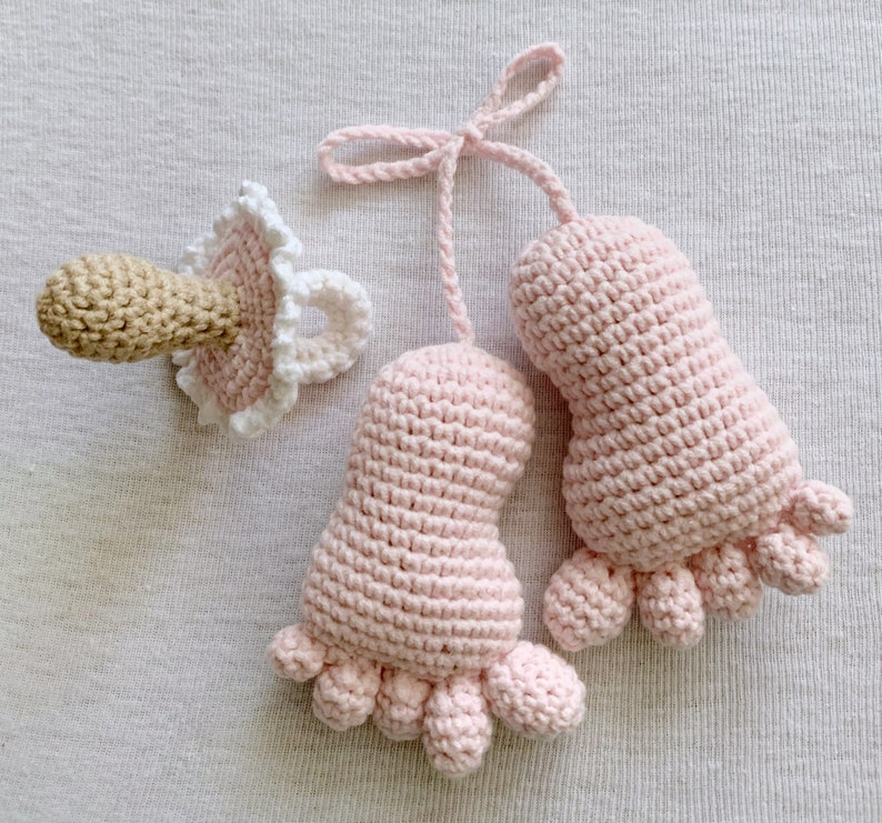 Pied de bébé et tétine au Crochet Parent, faveurs de baptême de bébé, cadeau de douche de bébé bricolage. image 2