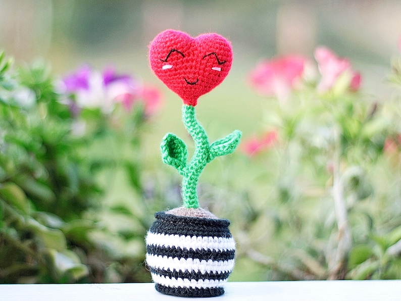 Crochet flower pattern tutorial on how to crochet a flower pot easy red heart crochet patterns easy crochet gifts image 5
