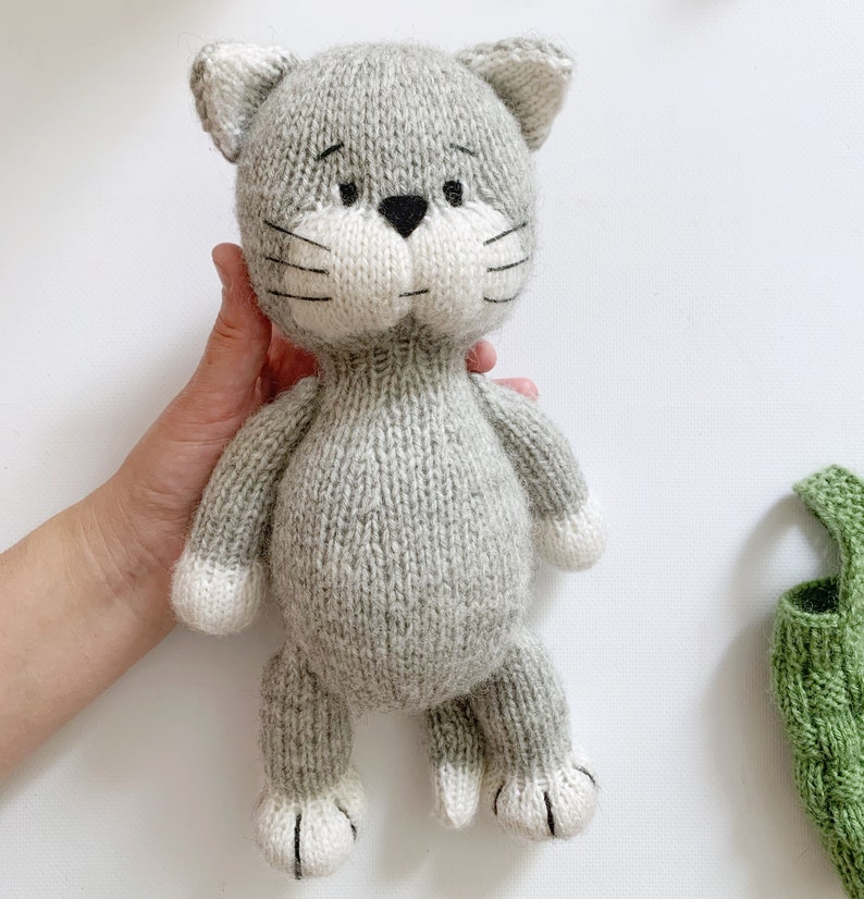 Strickanleitung Katze, DIY Stofftier, Katze im Overall, Geschenk für Kinder, Neujahrsgeschenk, Stofftier Anleitung PDF Bild 8