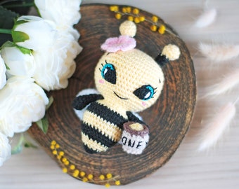 Mini crochet bee pattern - cute amigurumi bee - small amigurumi crochet pattern