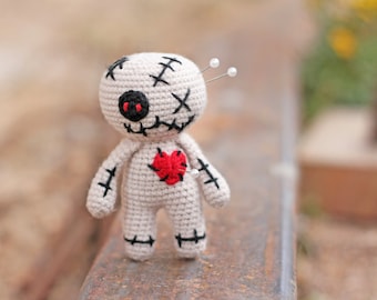 Crochet voodoo doll pattern - creepy amigurumi patterns - diy halloween decor