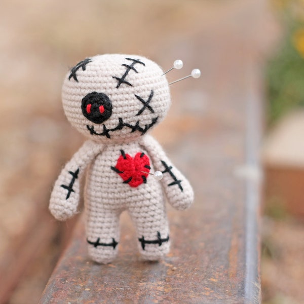 Crochet voodoo doll pattern - creepy amigurumi patterns - diy halloween decor