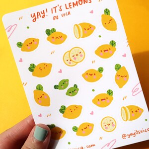 Puede incluir: Una hoja de pegatinas con lindos limones de dibujos animados con diferentes expresiones. Las pegatinas est&aacute;n sobre un fondo blanco y tienen una combinaci&oacute;n de colores amarillo, verde y rosa. El texto "yay! it's lemons by vica" est&aacute; en la parte superior de la hoja.