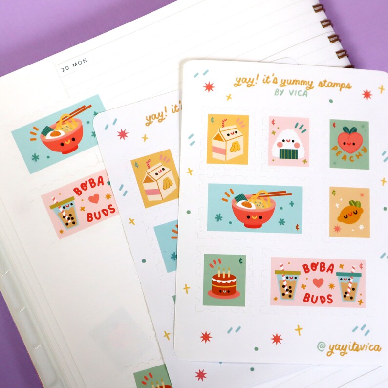 Op de afbeelding: Een set kleurrijke stickers met schattige illustraties van eten en drinken, waaronder boba-thee, ramen, cake en perzik. De stickers zijn gerangschikt in een rasterpatroon op een witte achtergrond met de titel "yay! it's yummy stamps by VICA".