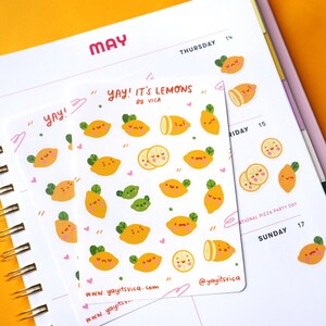 Puede incluir: Dos hojas de pegatinas con lindas ilustraciones de limones. Las pegatinas son blancas con detalles amarillos, verdes y rosas. El texto en las pegatinas dice "Yay! It's Lemons by Vica" y "www.yayitsvica.com".