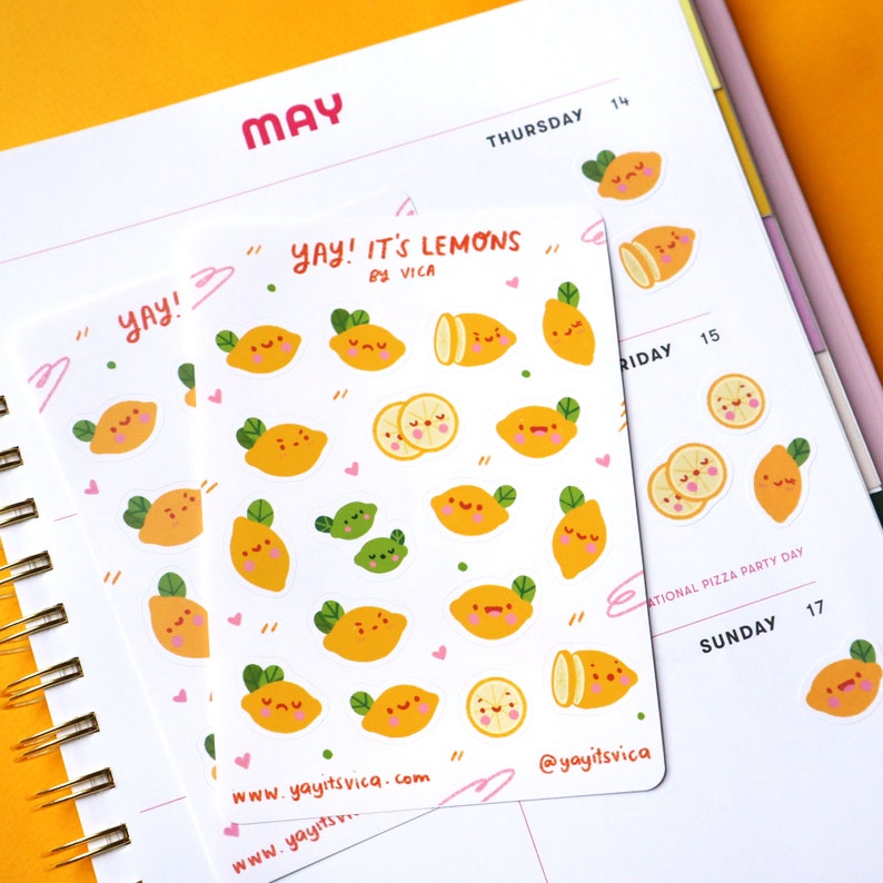 Puede incluir: Dos hojas de pegatinas con lindas ilustraciones de limones. Las pegatinas son blancas con detalles amarillos, verdes y rosas. El texto en las pegatinas dice "Yay! It's Lemons by Vica" y "www.yayitsvica.com".
