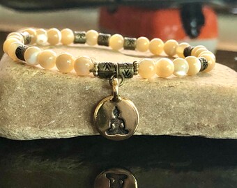 Buddha Charm Natural Shell Bracciale. Bracciale da donna. Regalo per lei. Yoga. Meditazione. Zen
