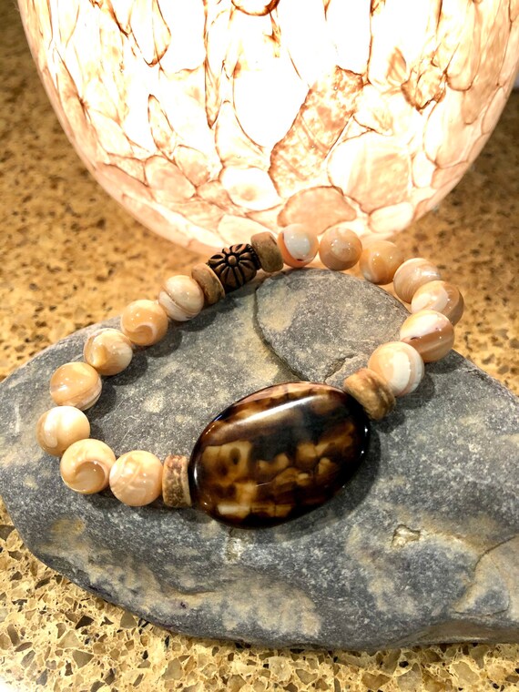 Crackle Agate & Natural Mother of Pearl Bracelet. Bohochic. Beachy. Boho.