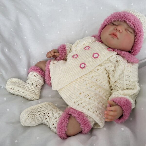 Tenue bébé en tricot, 0-3 mois, poupée reborn 22 pouces, vêtements pour poupée, cadeau nouveauté pour bébé, cadeau fait main, manteau, short, chapeau, chaussons, prêt à être expédié